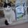 Zoe con la confezione Purina Cat Chow
