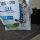 Salem legge gli ingredienti sulla confezione Purina Cat Chow