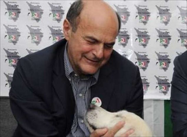 Pierluigi Bersani con un cane Labrador