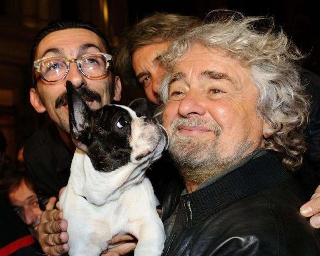 Beppe Grillo del Movimento 5 Stelle con un cane