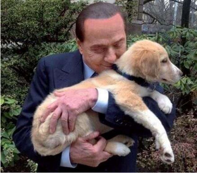 Silvio Berlusconi del Pdl con il cane meticcio Vittoria