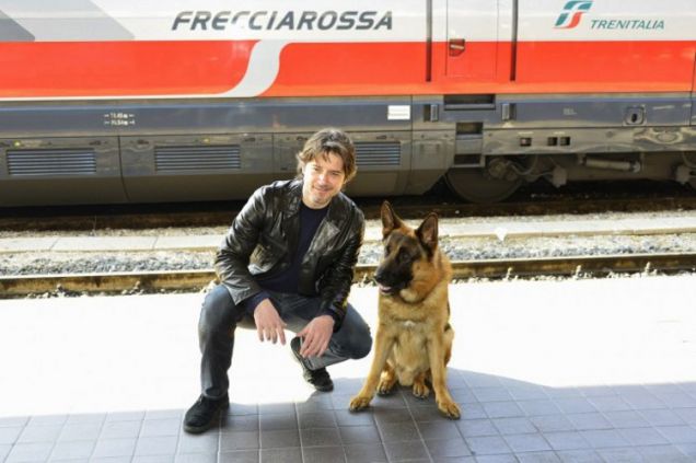 Il cane Rex e l'attore Ettore Bassi, testimonial treni Frecciarossa