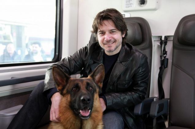 Il cane Rex e Ettore Bassi a bordo di un treno Frecciarossa
