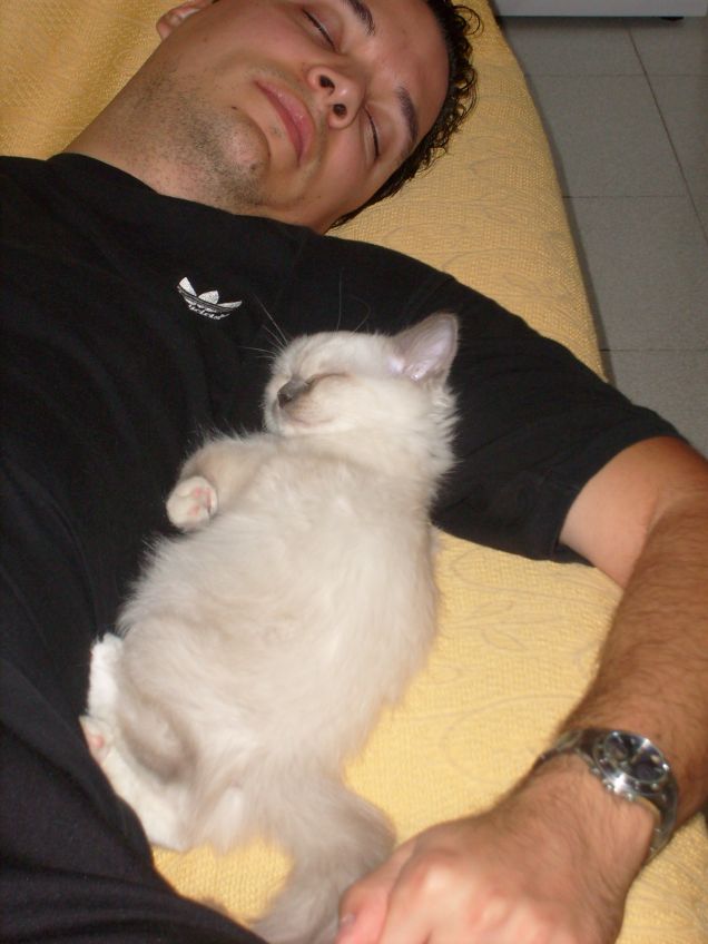 Demian cucciolo a nanna col suo papino.