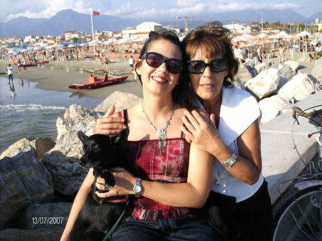 con Laika e mia mamma a Viareggi (Lu)