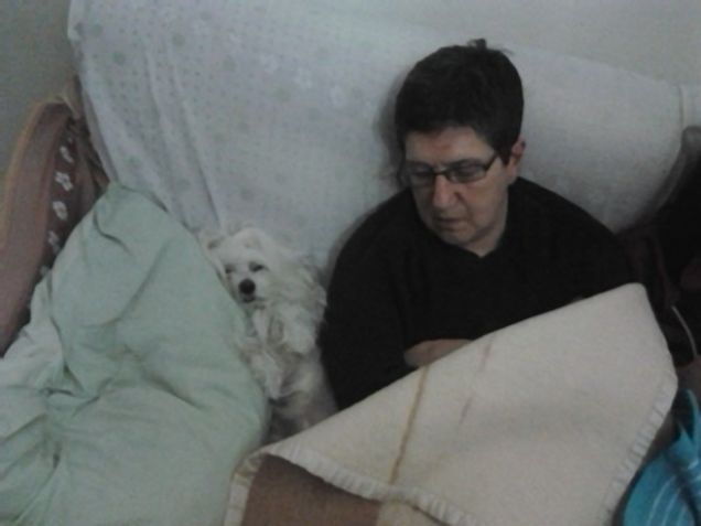 Lui e mamma dormono insieme e nello stessa posa