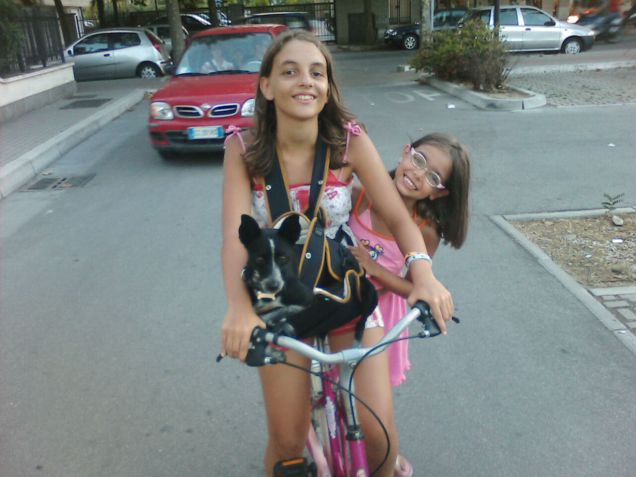 Pedalando in bicicletta con Moné