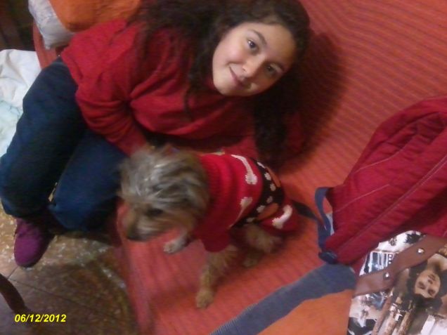 Kiro con il suo maglioncino nuovo.