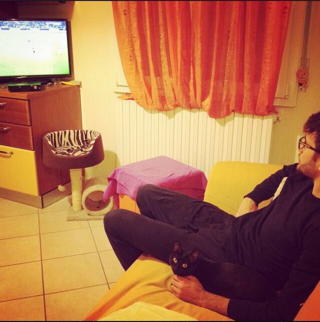 Poggie guarda le partite di calcio in tv e porta fortuna alla nostra squadra del cuore