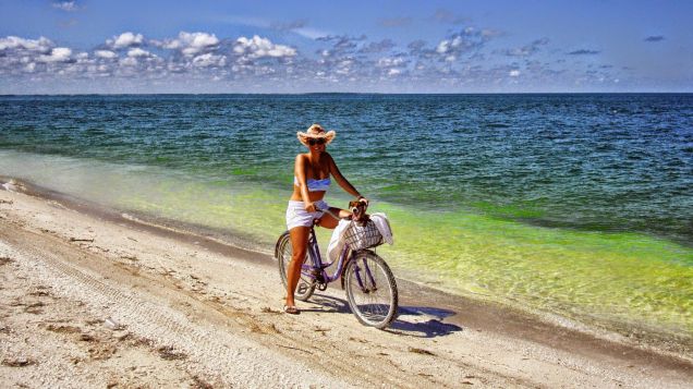 In bici sul lungo mare dell'isola di Holbox - Messico