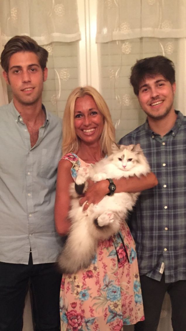 Arya con mamma e fratelloni