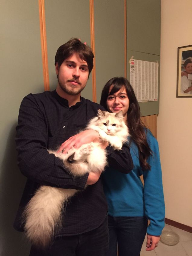 Arya con il fratellone più piccolo