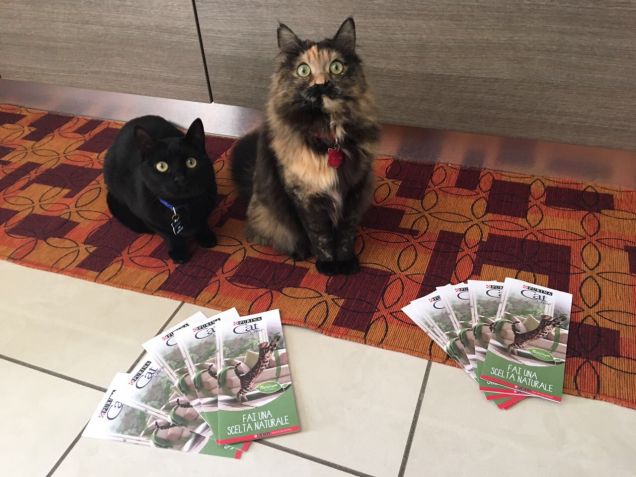 Trilly e Nerone con i buoni ricevuti