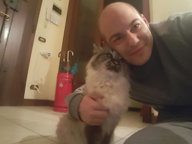 Hiro è sempre in vena di fare le coccole