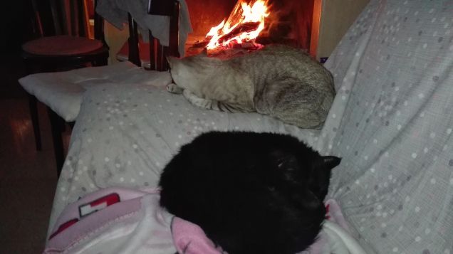 Un camino e un divano..tutto ciò che serve 