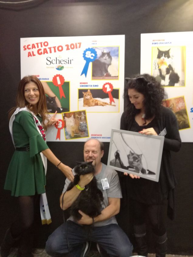 Omar al Supercat Show premiazione concorso fotografico 'scatto al gatto' 1°premio 2